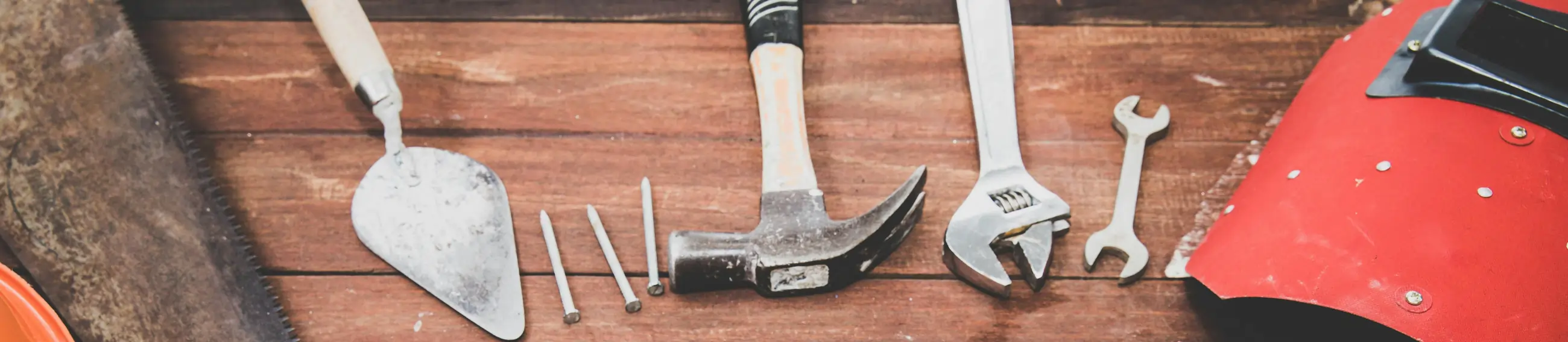 table avec outillage de menuisier